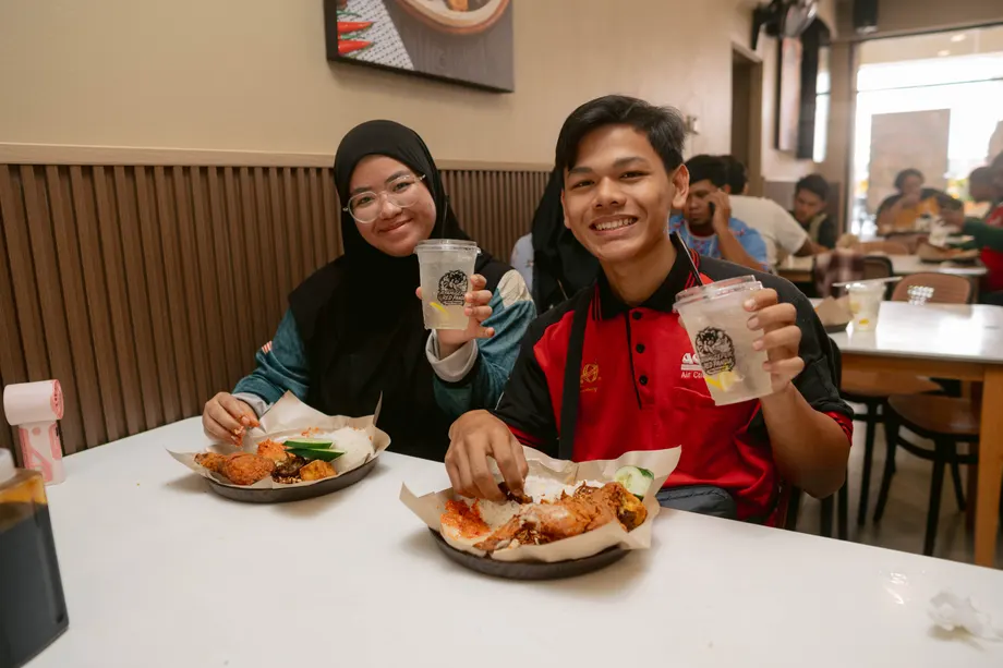Pelanggan menikmati hidangan Red Panda